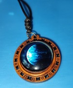 Ręcznie wykonany wisiorek z motywem kosmosu i ziemi 