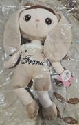 Spersonalizowana pluszowa zabawka, znana jako lalka Metoo Królik "Franio".