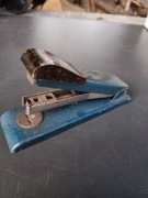 Stary zszywacz biurowy. PRL