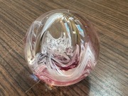 Śliczna szklana kula ozdoba przycisk do papieru 