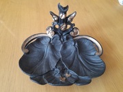 Stara popielniczka żeliwna.