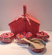 Zabawkowe akcesoria kuchenne i kosz.