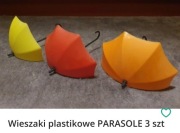 Poduszki, parasolki, wieszaki i naklejka
