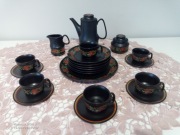 Serwis do kawy z talerzykami, czarny porcelit. 