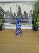 Elegancki wazon szklany – ręcznie formowane szkło, niebieskie zdobienia