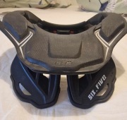 Ochraniacz karku (neck brace) . Wesja karbon.