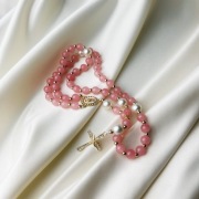 Różaniec ze szkła – różowy, perłowe akcenty, złoty krzyż