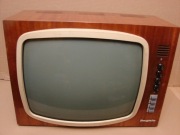 "Fregata" telewizor czarno-biały - atrapa na nóżkach