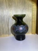 wazonik szklany zielone szklo kwiaty białoczerwone