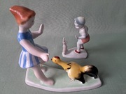 dwie węgierskie figurki: chłopiec z królikiem i dziewczynka z kogutem