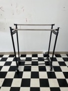 Plastikowy stojak wieszak na ubrania