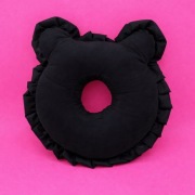 Poduszka do piercingu donut Miś czarny z falbanką 35 cm