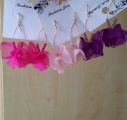 Kolczyki kwiaty szyfonowe fuksja z koralikami 