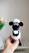 Baranek Shaun na szydełku, maskotka przytulanka handmade, dekoracja 