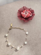 Złota bransoletka gwiazdki perły/korale, regulowana