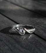 Pierścionek z kryształkiem i zdobieniami