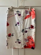 Biała ołówkowa spódnica w kwiaty do kolan Solar