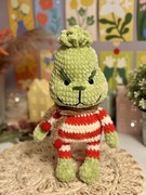 Maskotka grinch na szydełku ręcznie robiona