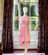 Asymetryczna sukienka Bohoboco pudrowy róż 