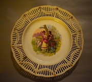 Talerz ażurowy ze sceną  rodzajową z XVII  wieku - uszkodzony .