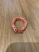 Kolorowe bransoletki z gumek – ręcznie robione przez dzieci