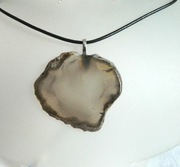 Szary nieregularny surowy plaster agatu, wisior na rzemieniu