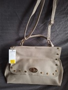 Torba beżowa ozdobna złotymi nitami zapięcie  duża