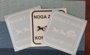 Naklejka na samochód 15x15cm. "Noga z gazu koniom lżej"