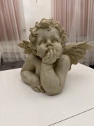 Biało-Szara figurka zamyślonego aniołka 