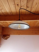 Lampa wisząca z wtyczką.