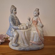 Figurka porcelanowa para przy stole 