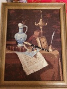 Obraz haftowany w ramie drewnianej .