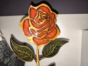 Ręcznie wykonana róża z drewna i żywicy – personalizowana dedykacja