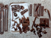 Stare przedwojenne okucia do okien plus zaczepy do okien 