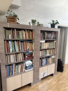 Regał na książki, z półkami i szafkami