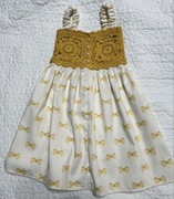 Ręcznie robiona sukienka z koronką szydełkową i materiałem w kokardki