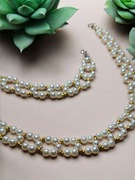 Elegancki zestaw biżuterii z perłami i złotymi akcentami 