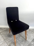 Krzesło PRL patyczak – czarna tapicerka, białe guziki, styl retro