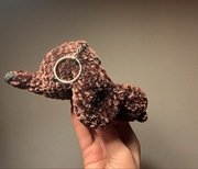 Ręcznie robiony brelok – piesek na szydełku