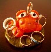 Holder na pierścionki handmade - Krab na liściu lilii wodnej