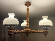 Żyrandol drewniany, 3-ramienny, mleczne klosze