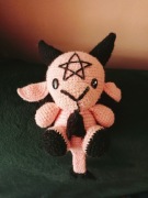Baphomet maskotka na szydełku 