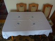 Biały obrus ozdobiony delikatnym haftem niezapominajki 155x118 cm