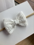 Opaska bezuciskowa kokardka koronkowa biała sesja chrzest roczek urodziny