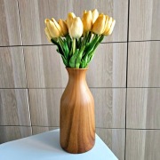 Ceramiczny wazon z bukietem sztucznych tulipanów