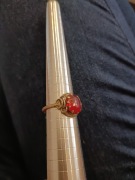 Srebrny pierścionek z czerwonym oczkiem 