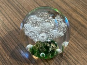 Śliczna szklana kula ozdoba przycisk do papieru 
