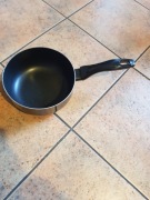 Patelnia głęboka aluminiowa teflon używane 18cm