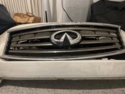 Infiniti QX70 grill + kamera 