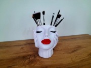 Organizer z czerwonymi ustami